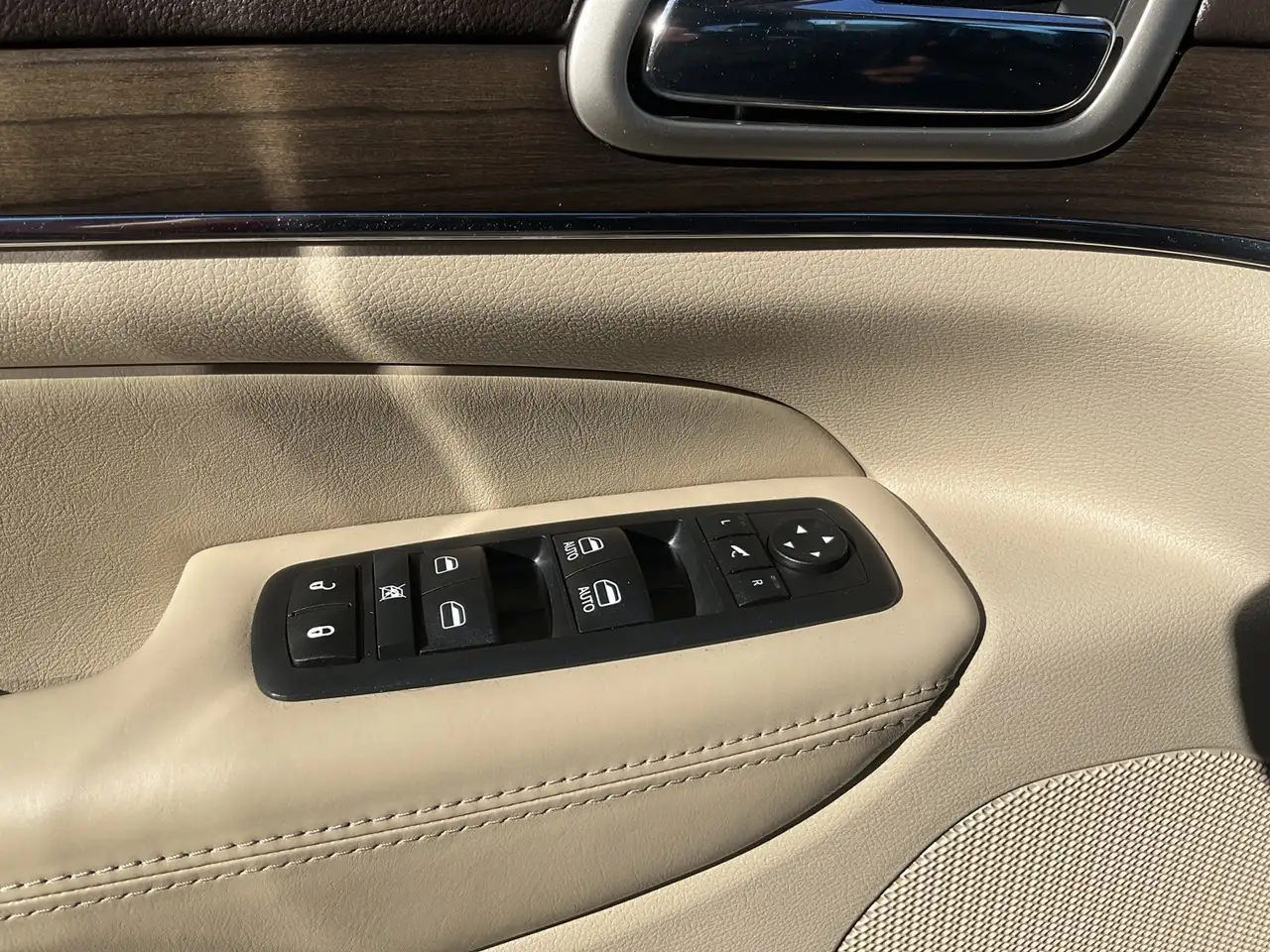 Jeep Grand Cherokee photo Jeep Grand Cherokee