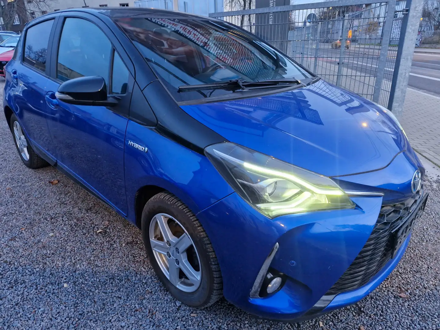 Toyota Yaris Hybrid Style Selection - 1