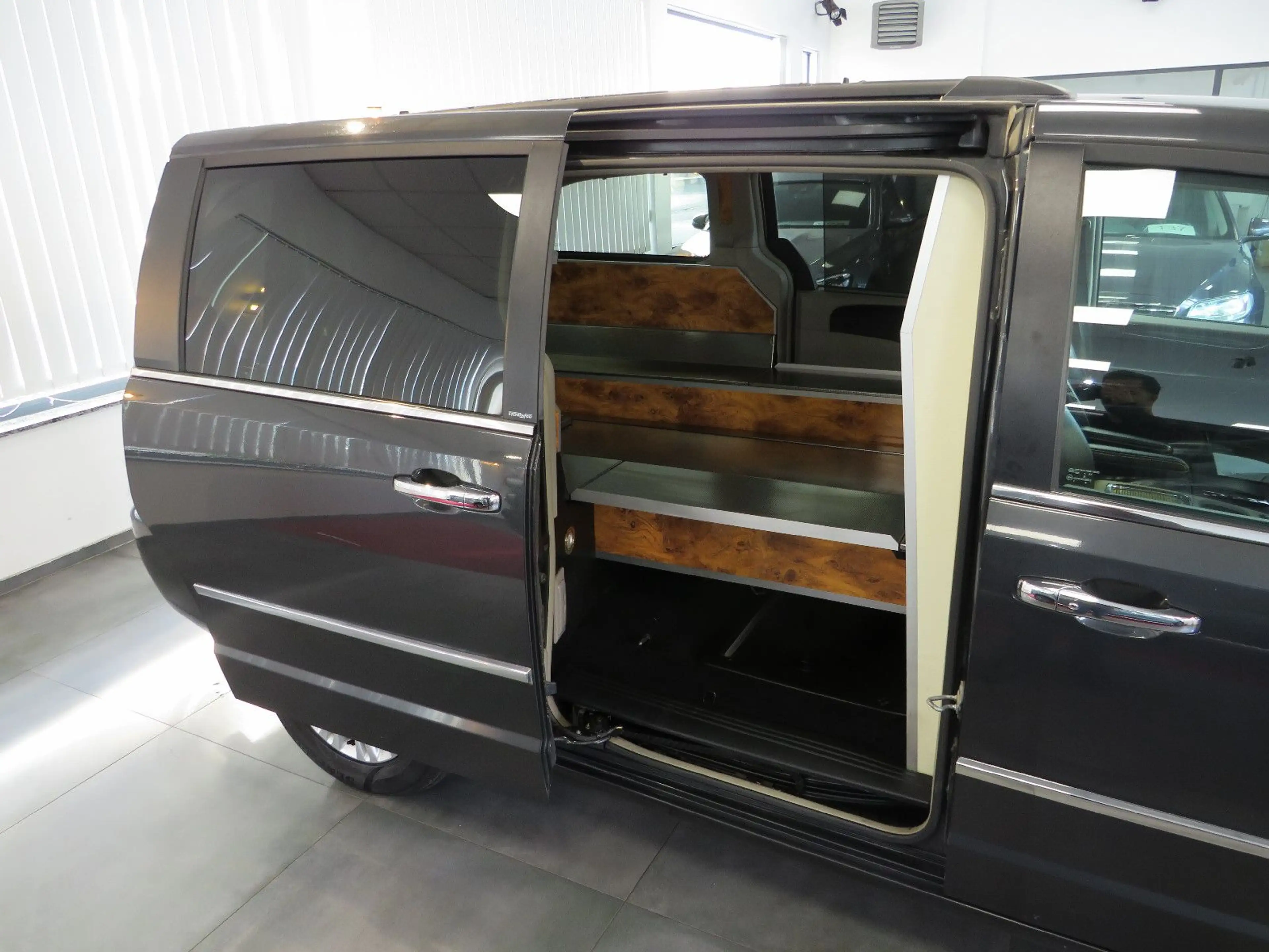 Lancia Voyager Hartung Bestattungswagen / Leichenwagen — photo 15
