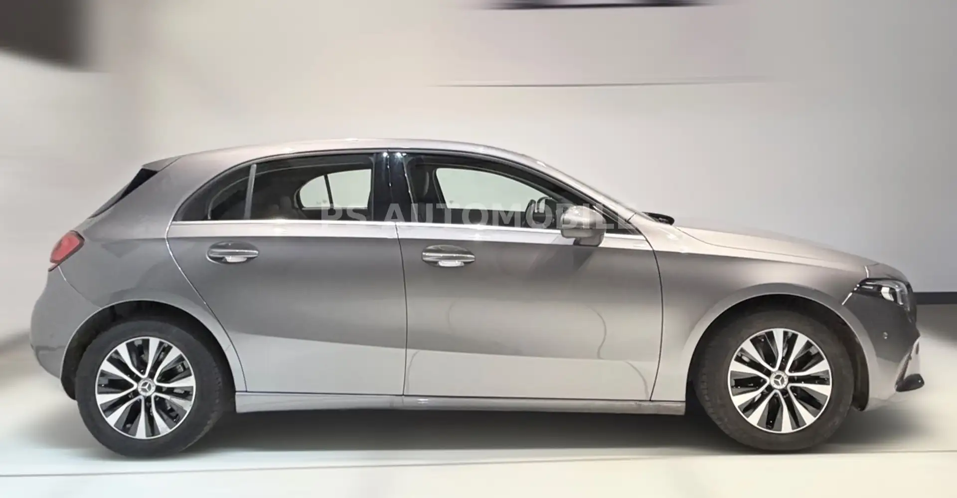 Mercedes-Benz A 180 d*MBUX*NAVI*LED*AHK*RFK*DAB*1.HD Gris - 1