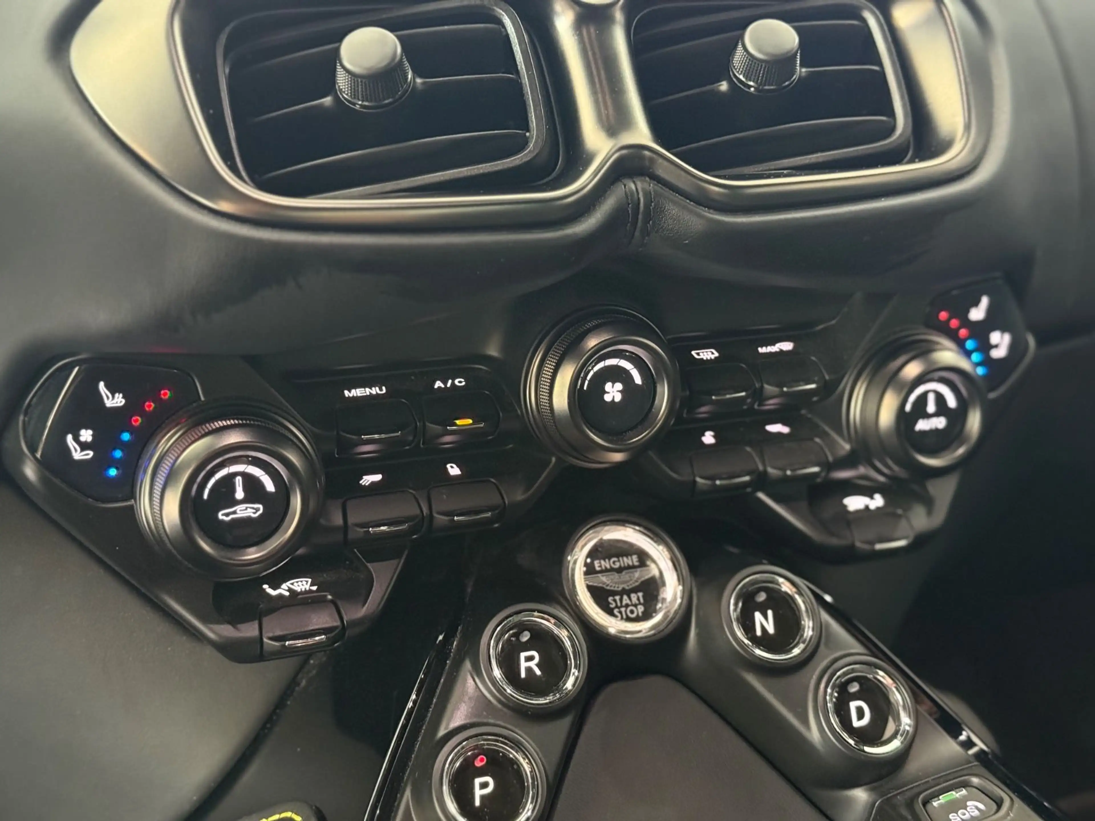 Aston Martin V8 *APEX GREY*21"*360*MEMORY*SITZBELÜFTUN — photo 14