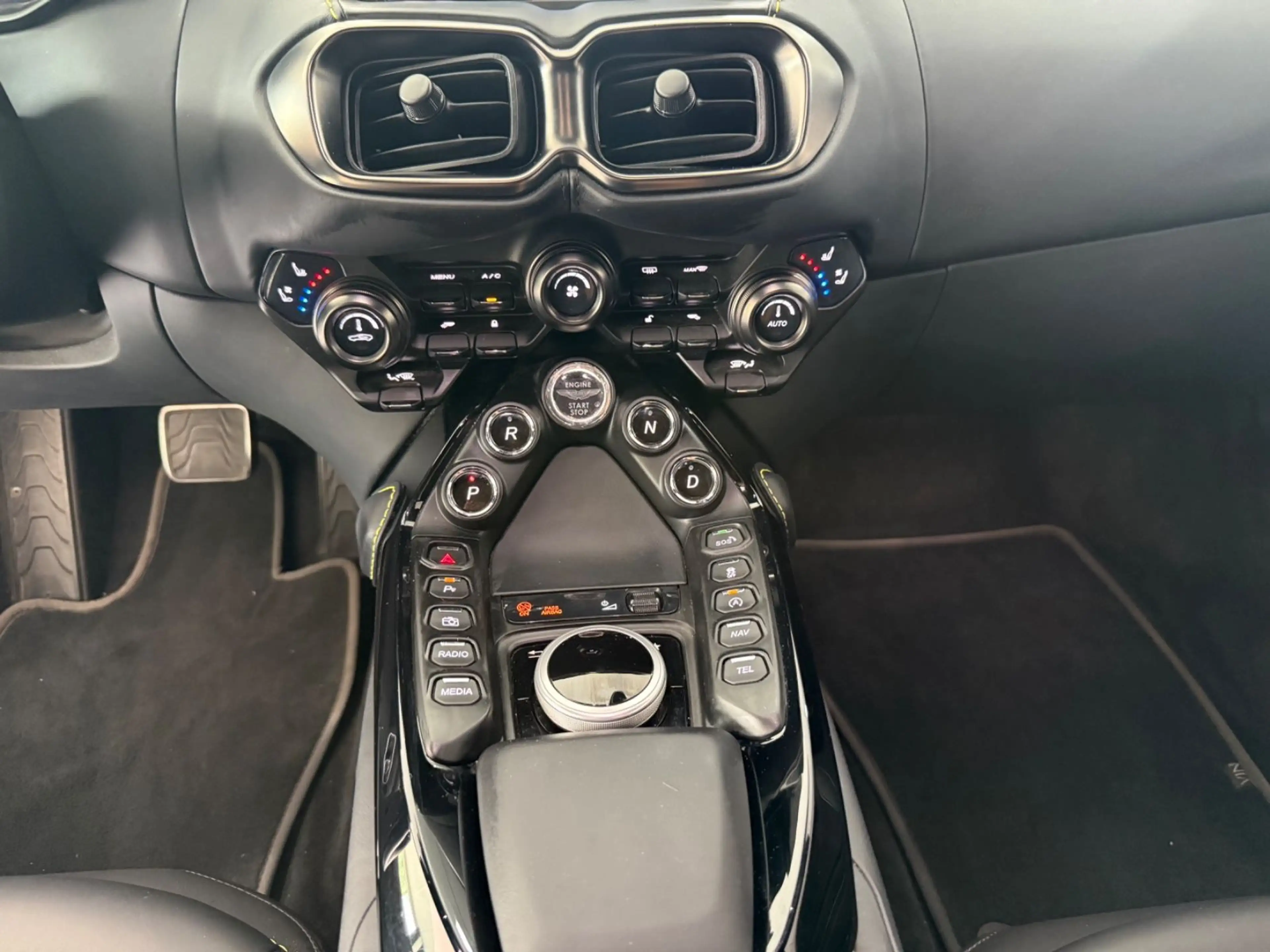 Aston Martin V8 *APEX GREY*21"*360*MEMORY*SITZBELÜFTUN — photo 13