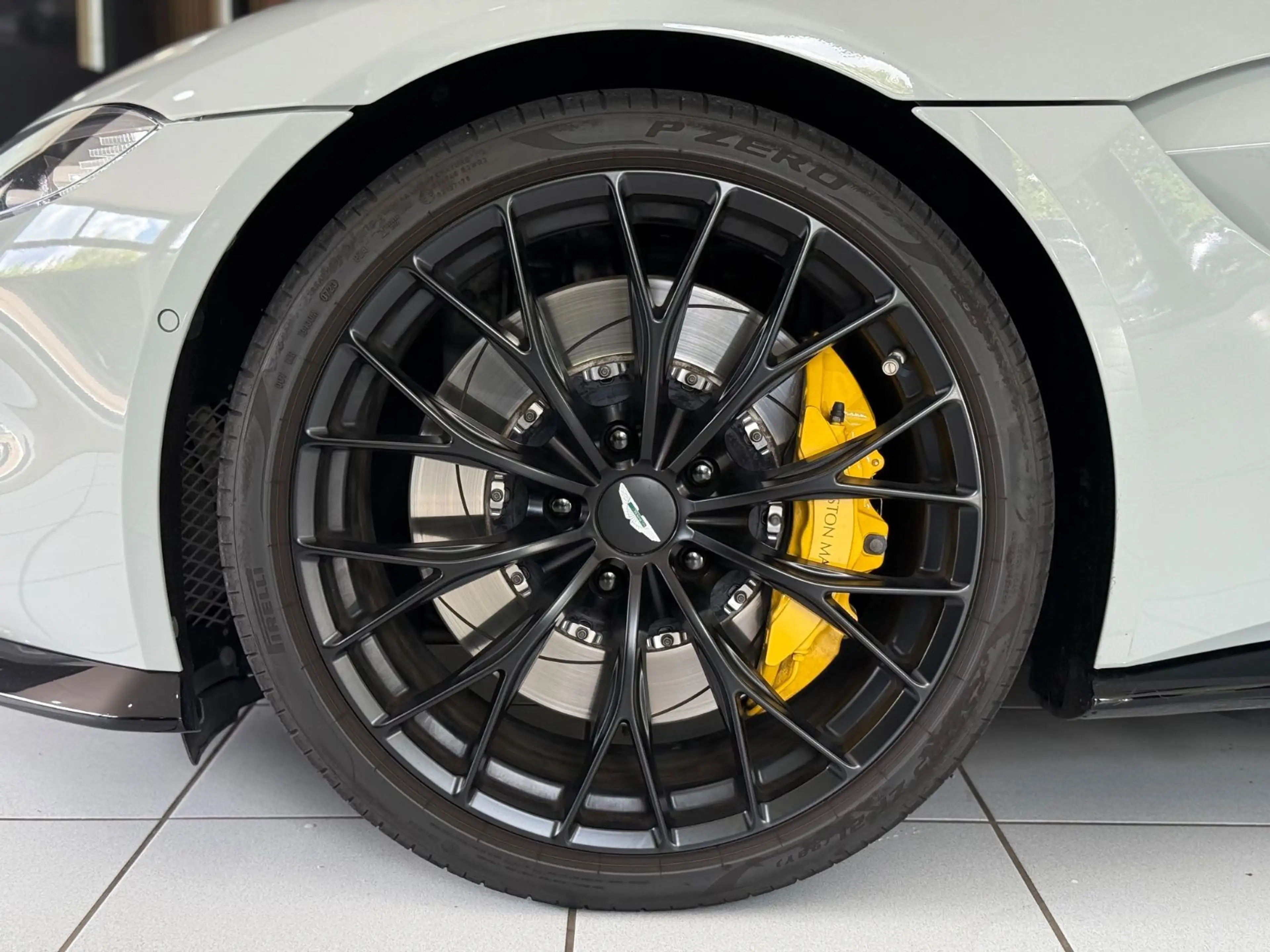 Aston Martin V8 *APEX GREY*21"*360*MEMORY*SITZBELÜFTUN — photo 9