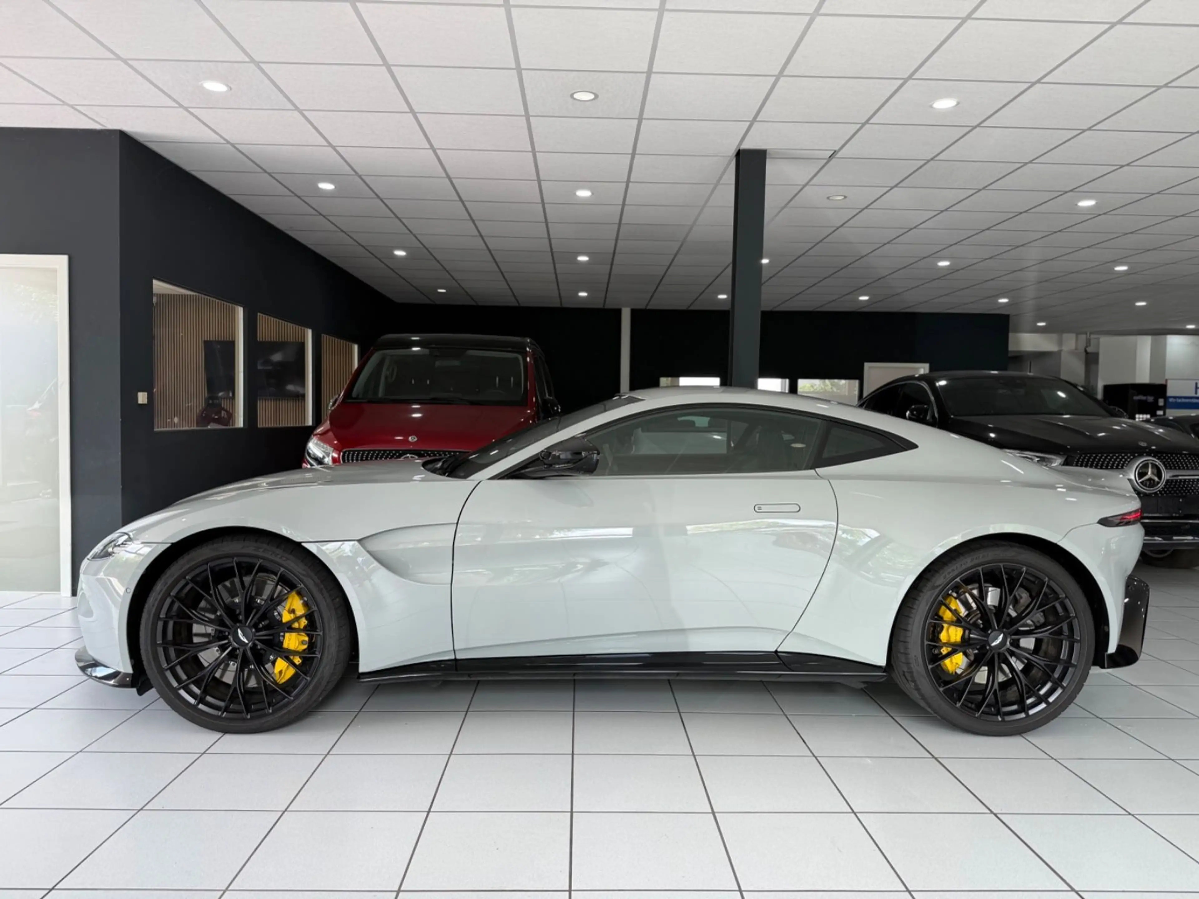 Aston Martin V8 *APEX GREY*21"*360*MEMORY*SITZBELÜFTUN — photo 2
