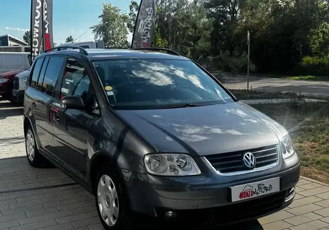 Volkswagen Touran view 2