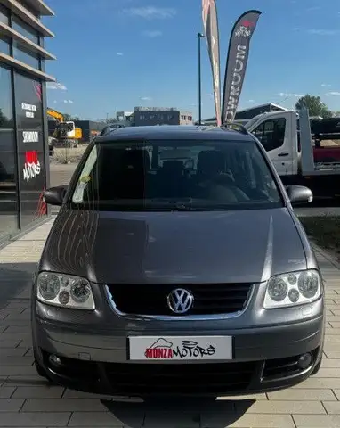 Volkswagen Touran view 3