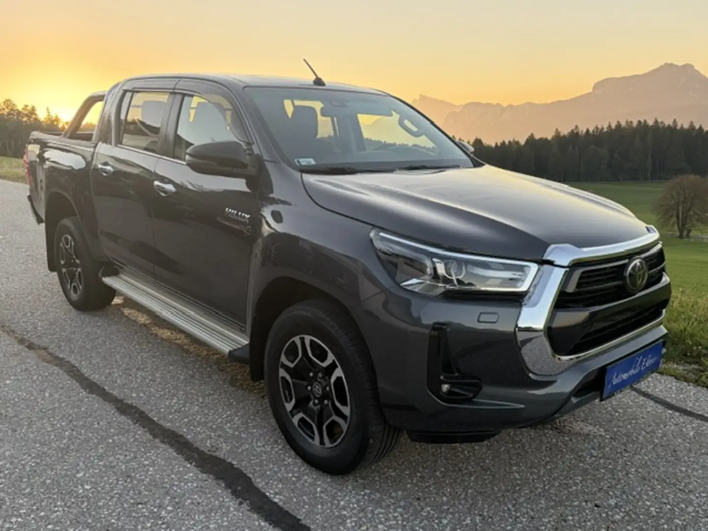 Toyota Hilux Double Cab Executive 4x4, AHK, Navi, Kamera, Alarm Grau - 2