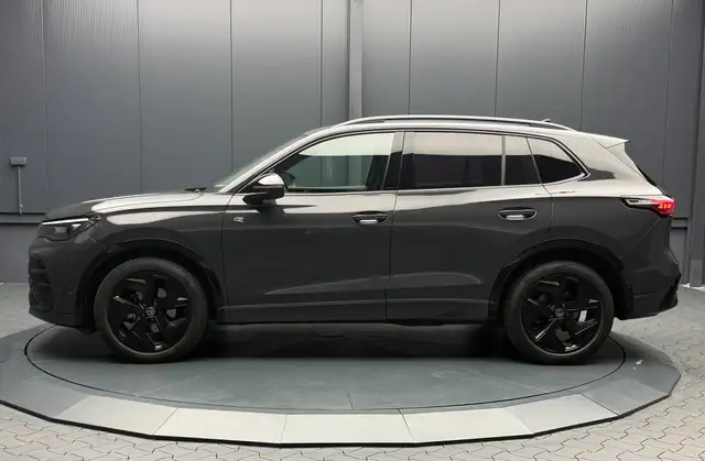 Volkswagen Tiguan view 3