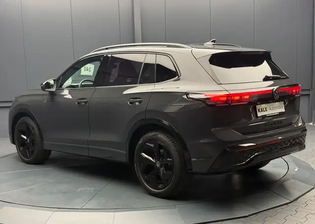 Volkswagen Tiguan view 4