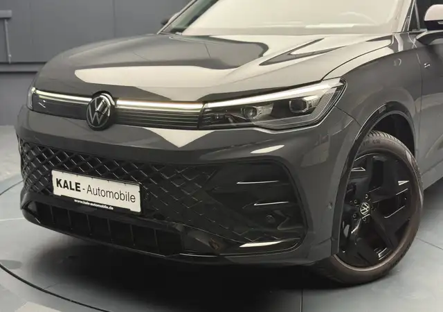 Volkswagen Tiguan view 2