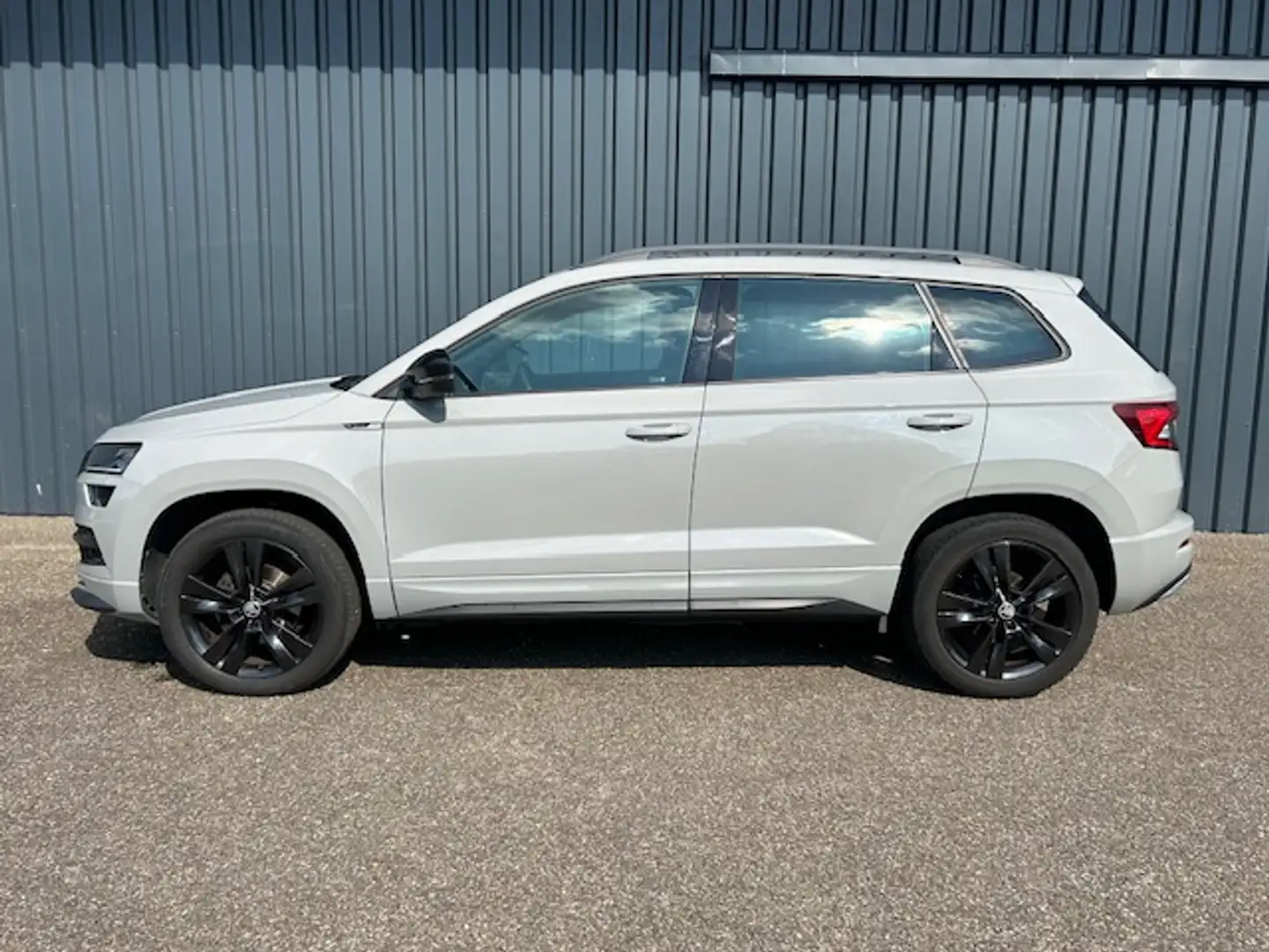 Skoda Karoq 1.5 TSI ACT 150pk DSG-7 Sportline Business | carpl Gris - 2