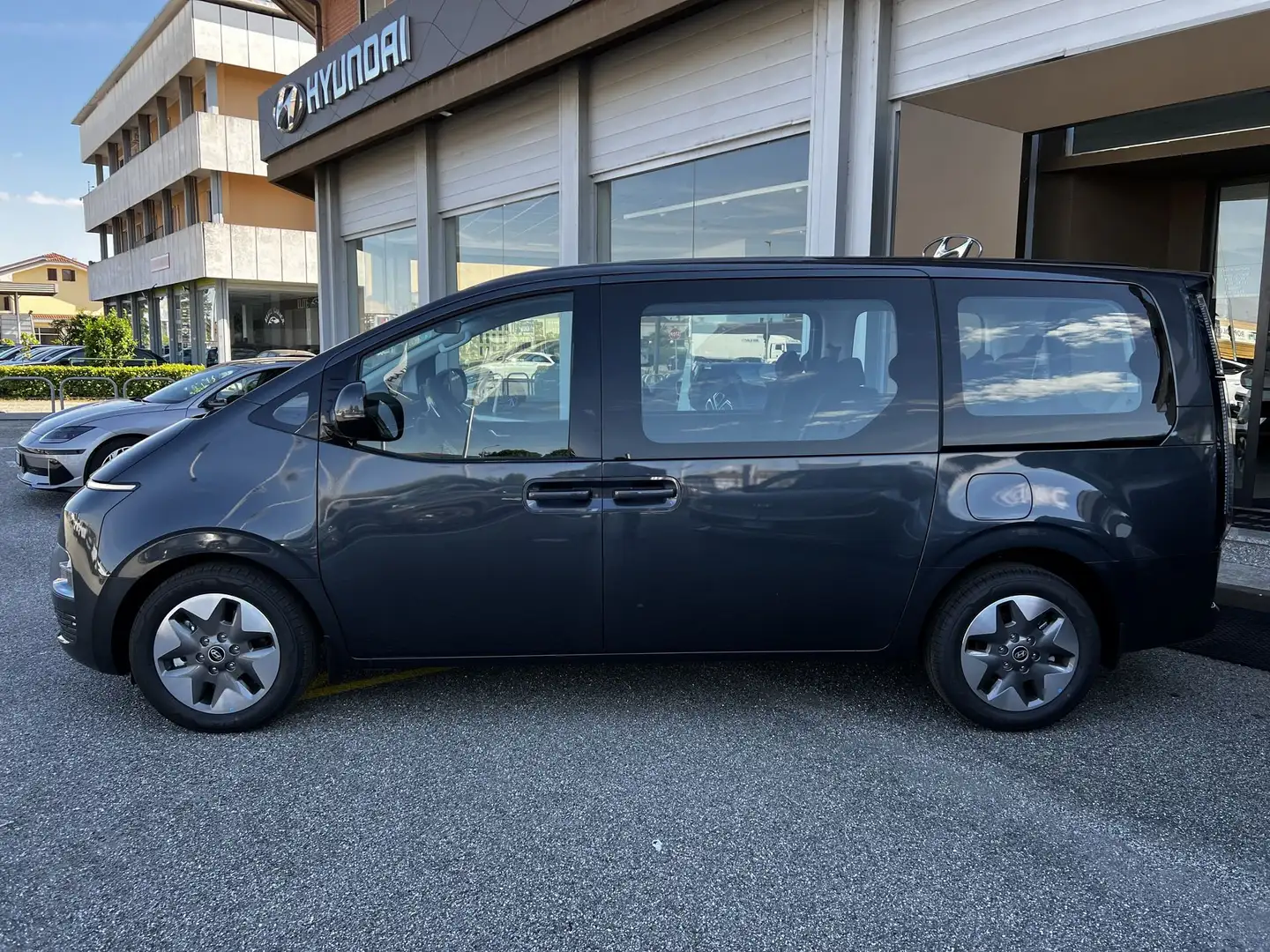 Hyundai STARIA 1.6 HEV AT 2WD 9 posti Wagon Grigio - 2
