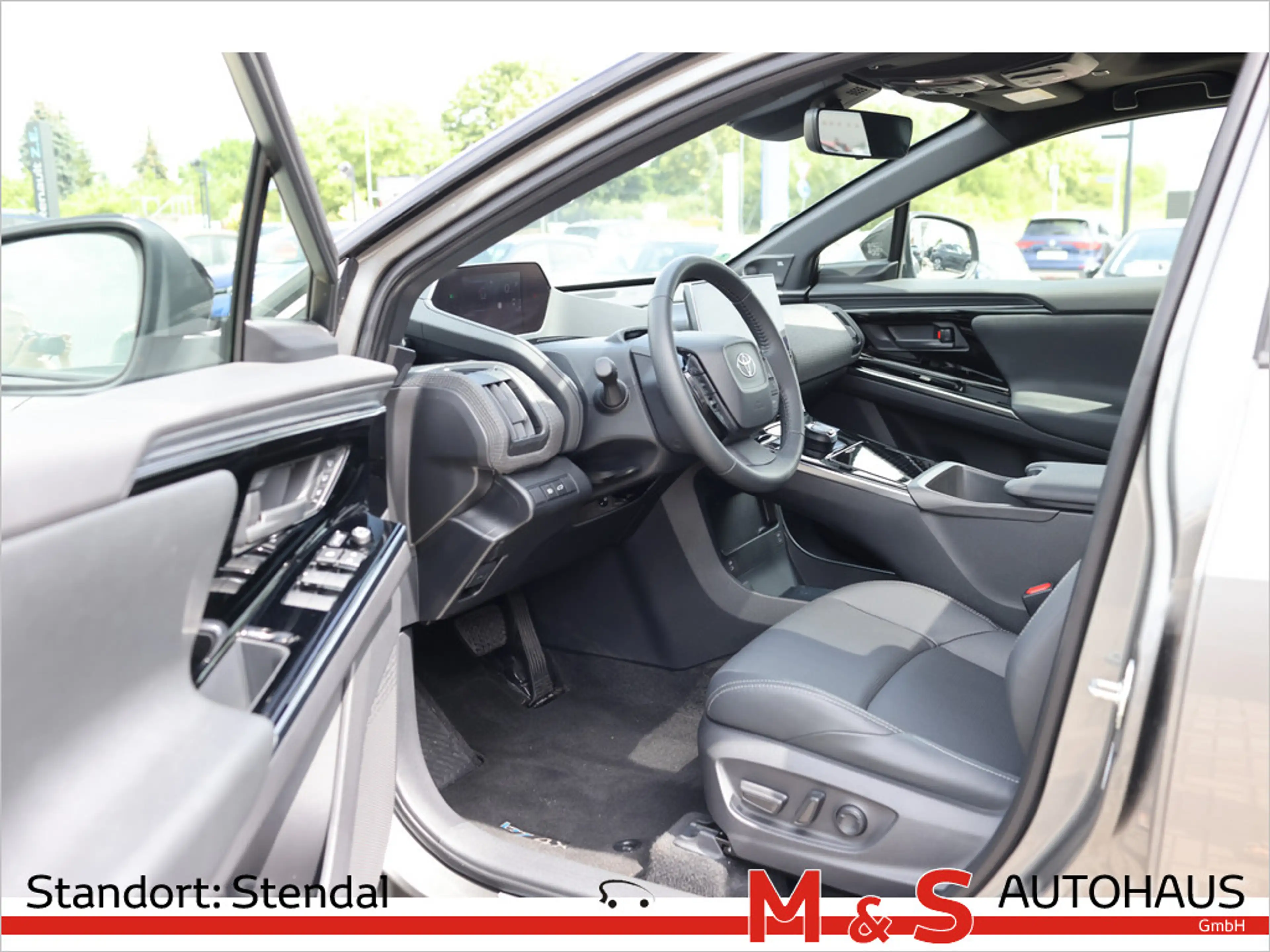 Toyota bZ4X AWD 4x4 Allrad MATRIX-LED PANO NAVI — photo 13