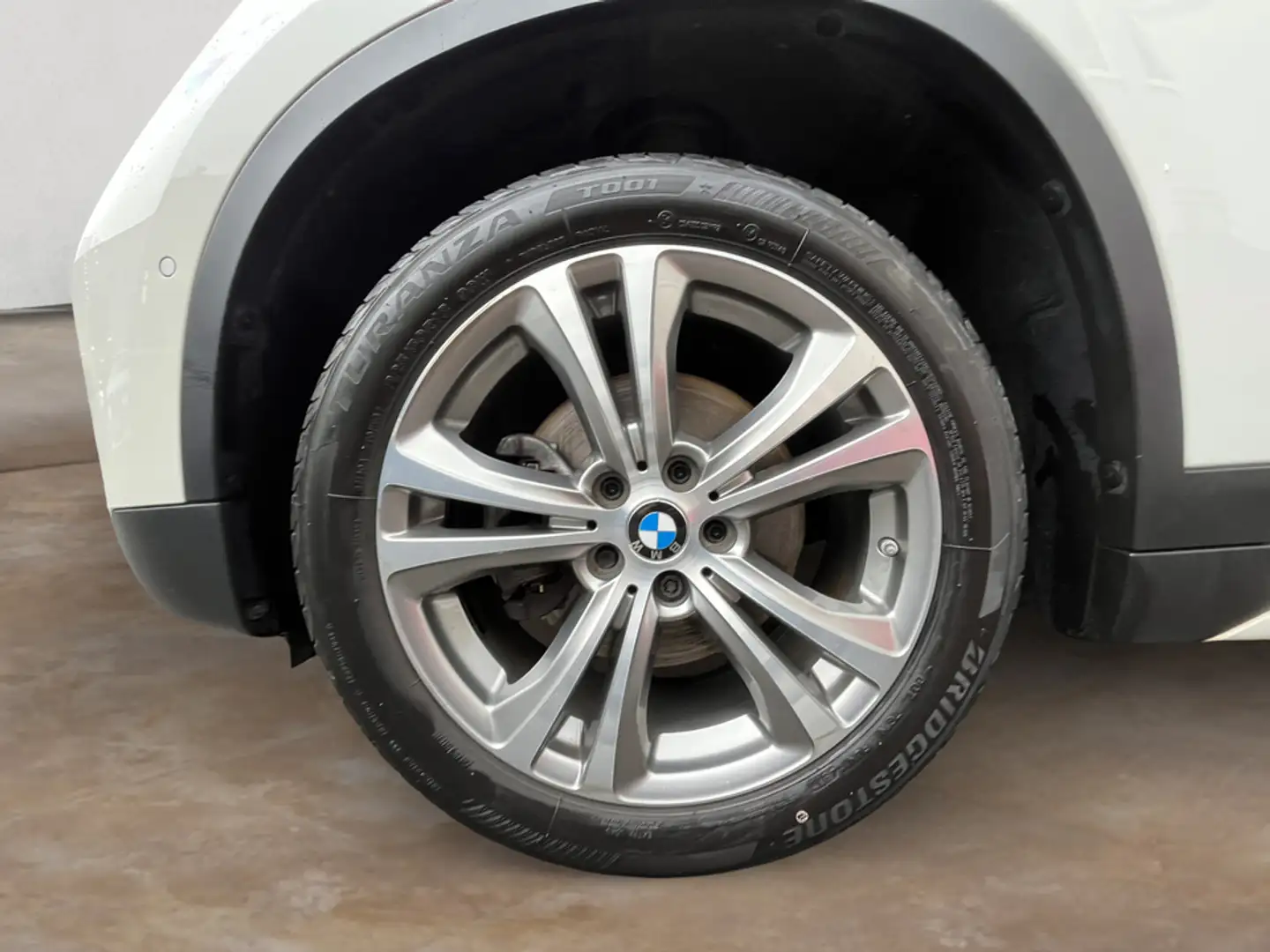 BMW X1 sDrive18i Sport Line + GARANTIE Weiß - 2