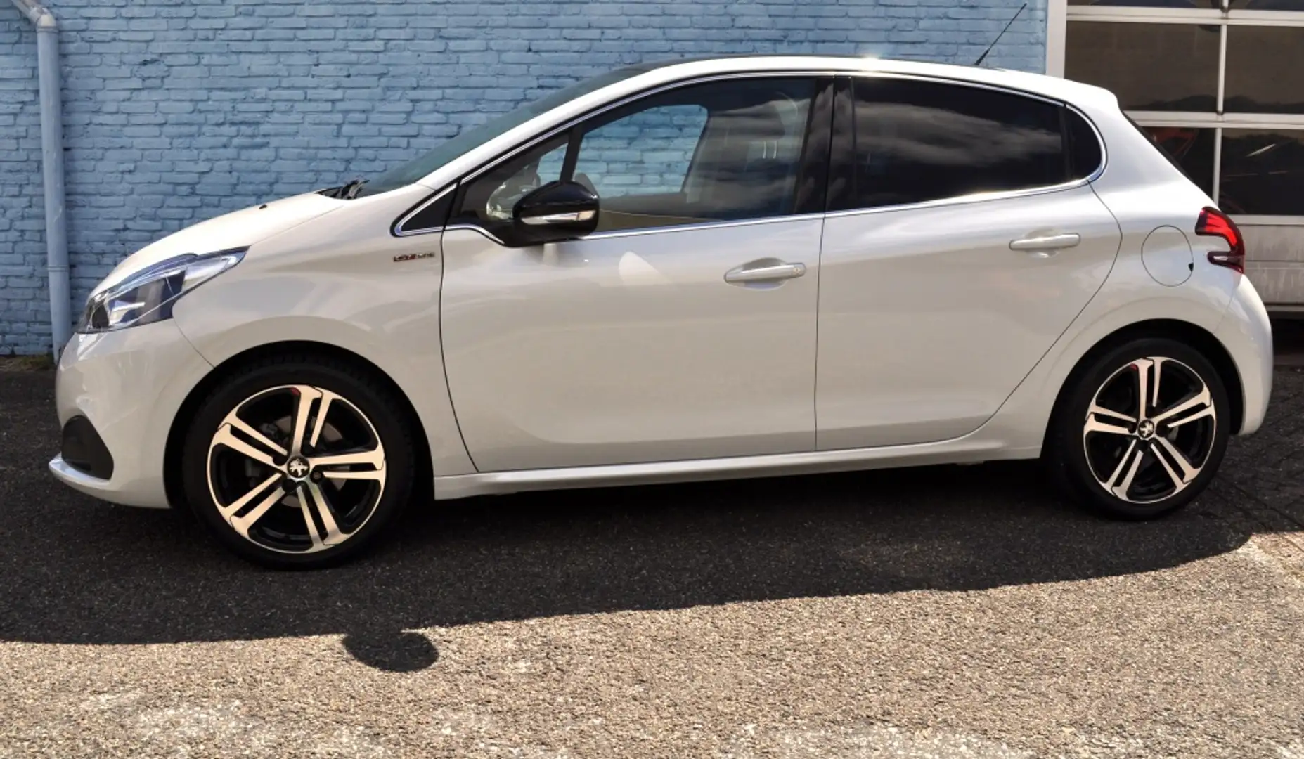 Peugeot 208 1.2 GT-Aut. Pano Nav pdc+cam 1/2leer Wit - 2