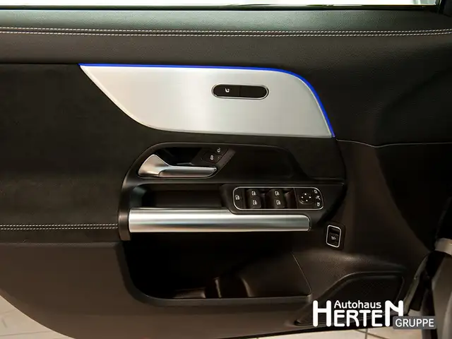 Mercedes-Benz GLA view 9