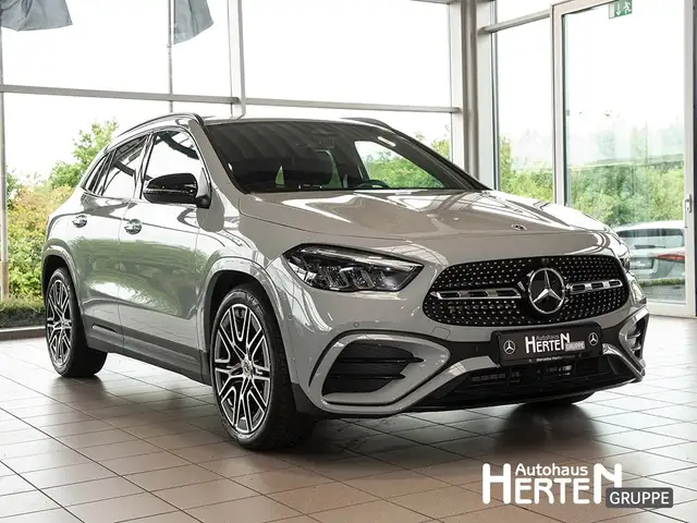 Mercedes-Benz GLA view 3