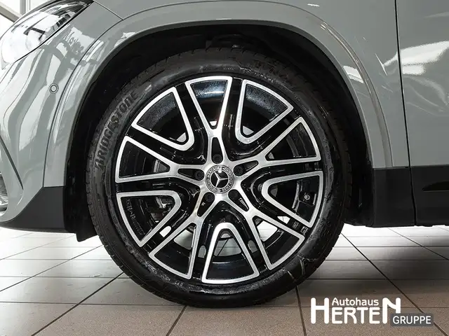 Mercedes-Benz GLA view 5