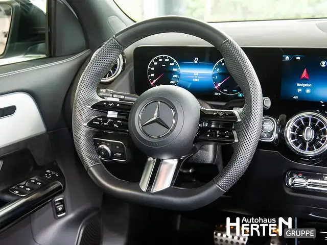 Mercedes-Benz GLA view 7