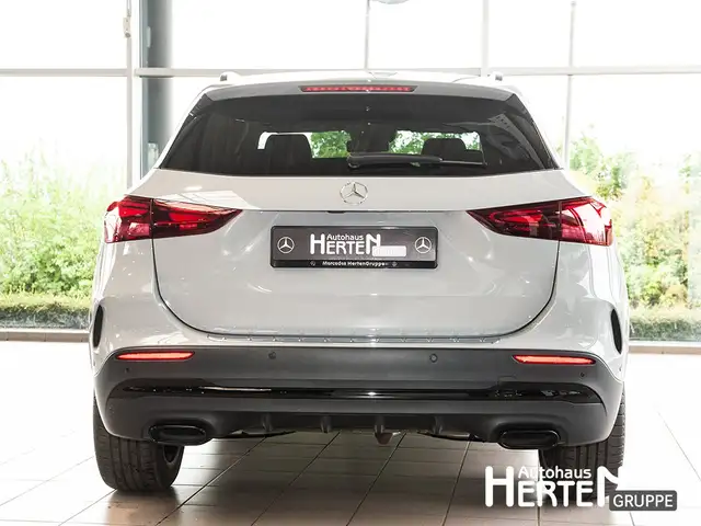 Mercedes-Benz GLA view 4