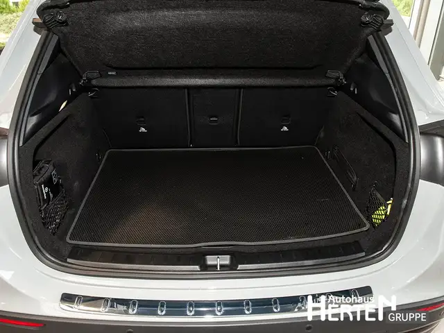 Mercedes-Benz GLA view 15