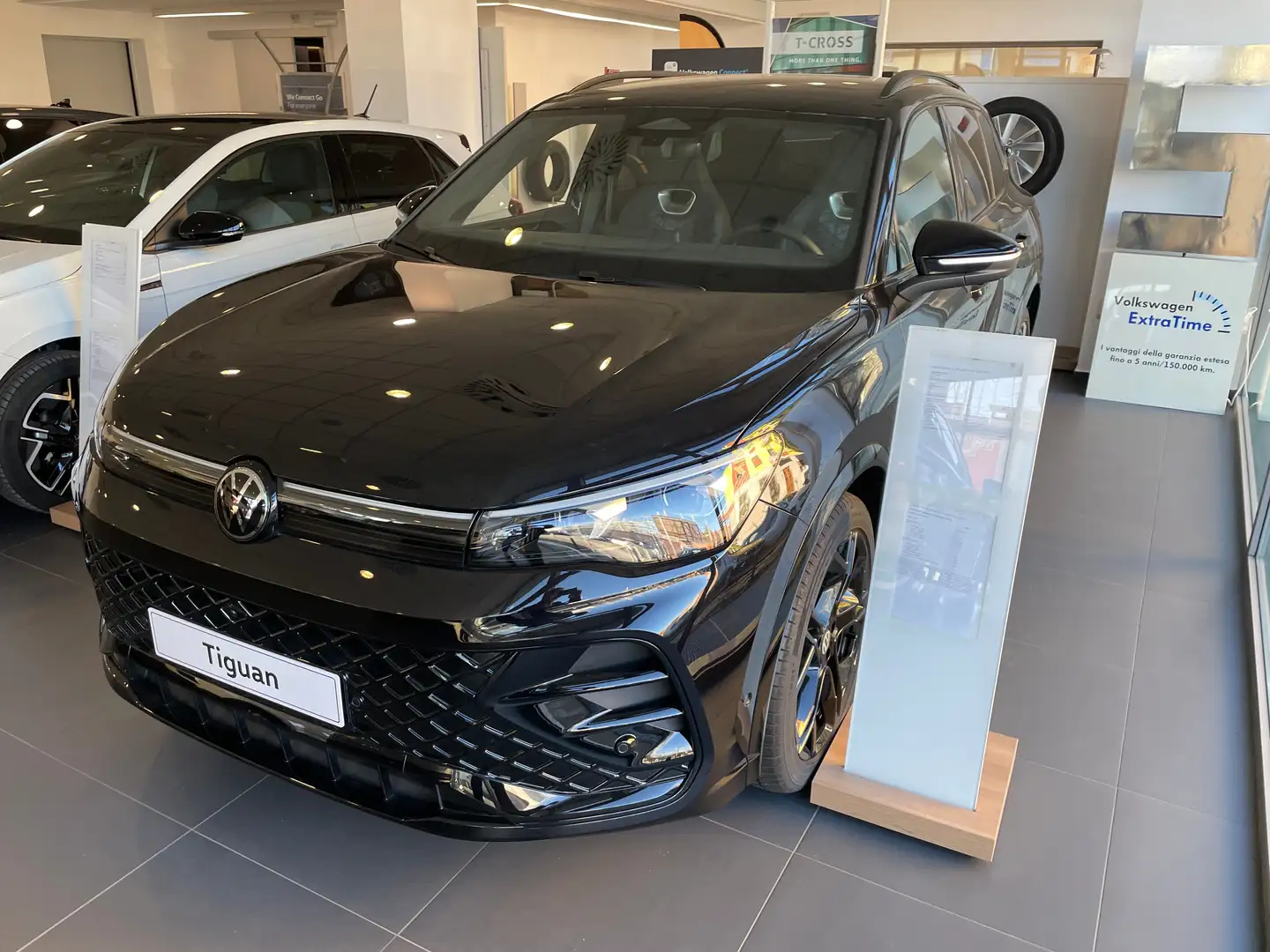 Volkswagen Tiguan Tiguan 1.5 eTSI ACT R-Line DSG Ibrido Mild Hybrid Zwart - 1