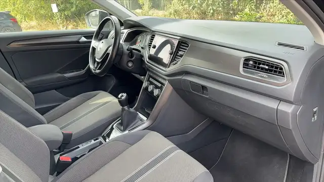 Volkswagen T-Roc view 10
