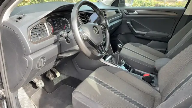 Volkswagen T-Roc view 8