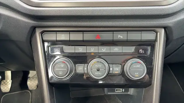 Volkswagen T-Roc view 13