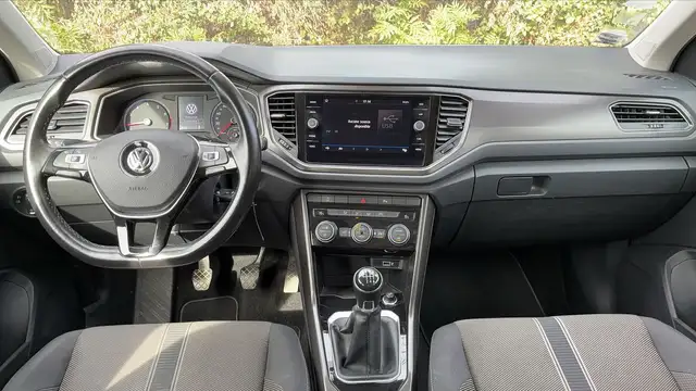 Volkswagen T-Roc view 11