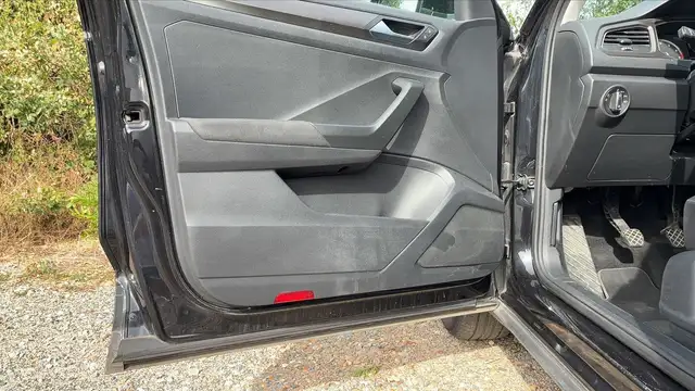 Volkswagen T-Roc view 7