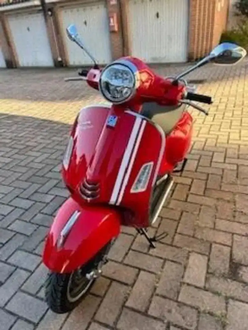 Vespa GTS Super 300 Piros - 2