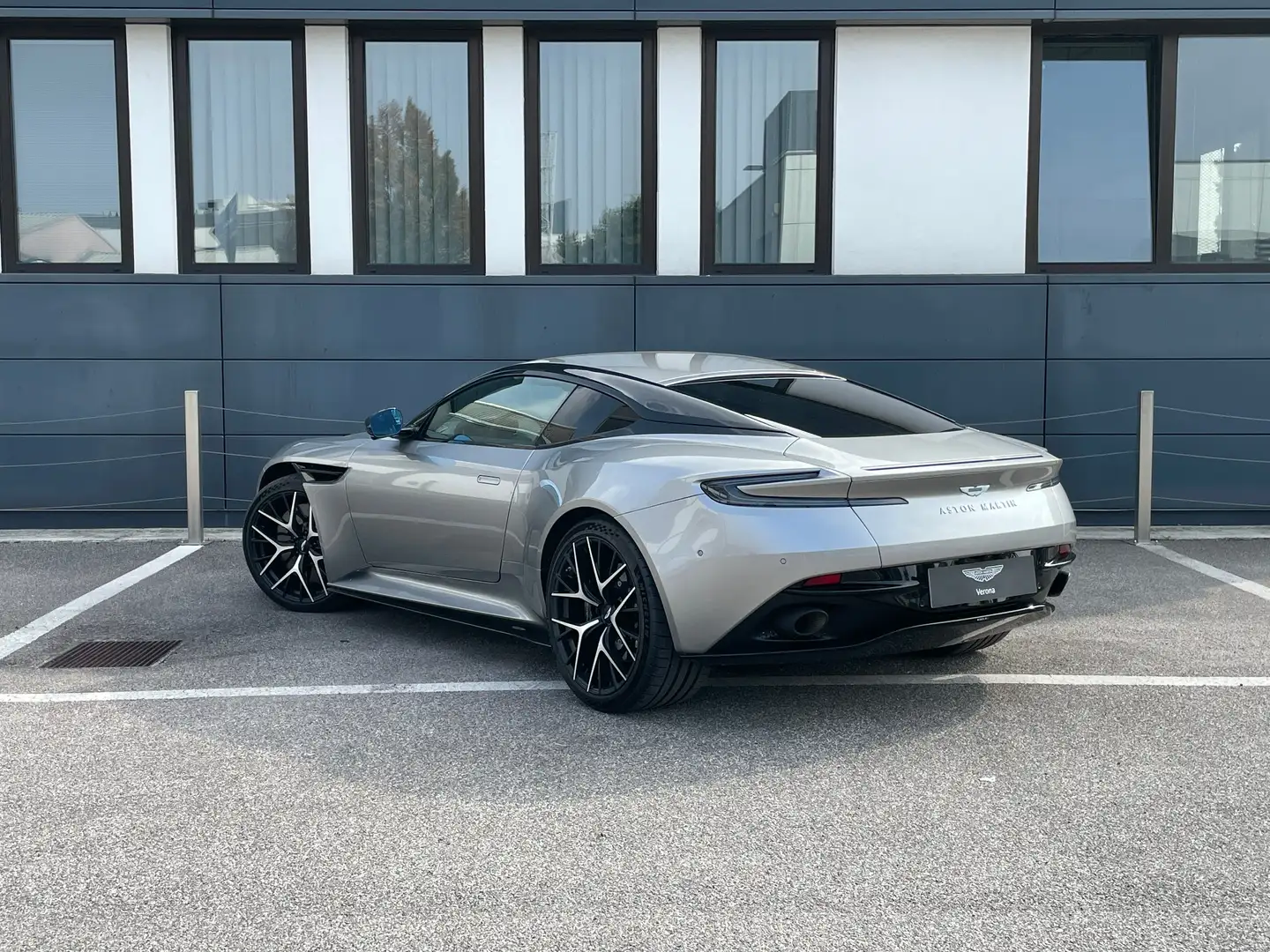 Aston Martin DB12 Coupe 4.0 V8 auto Grigio - 2