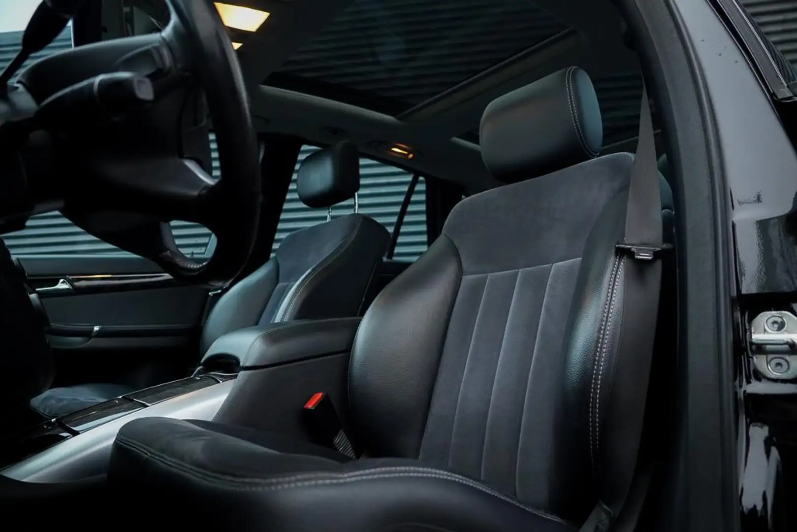 Mercedes-Benz R 280 6p. / Aut / Trekhaak / Pano / Clima / Navi / Stoel Schwarz - 2