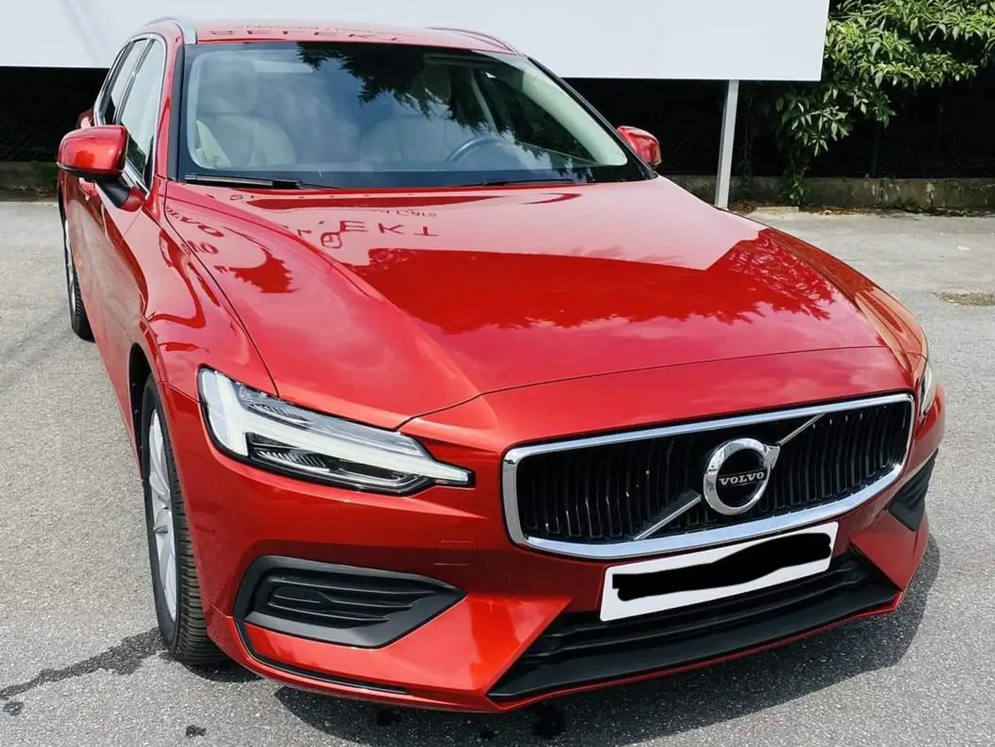 Volvo V60 2.0 D3 Momentum Geartronic Rouge - 1