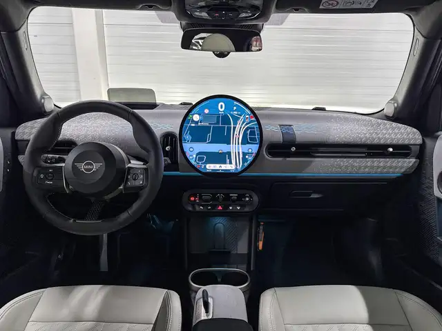 Mini Hatch view 11