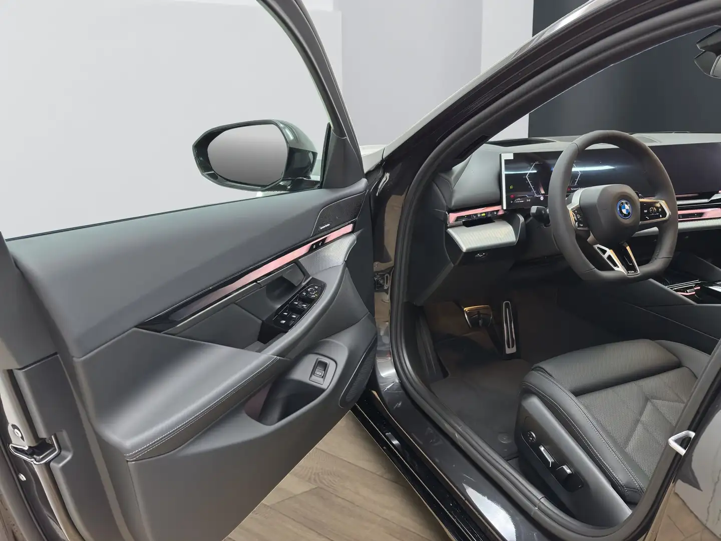 BMW 530 e xDrive Touring [M Sport, HUD, AHK, ACC, 20" LMR] Grau - 2