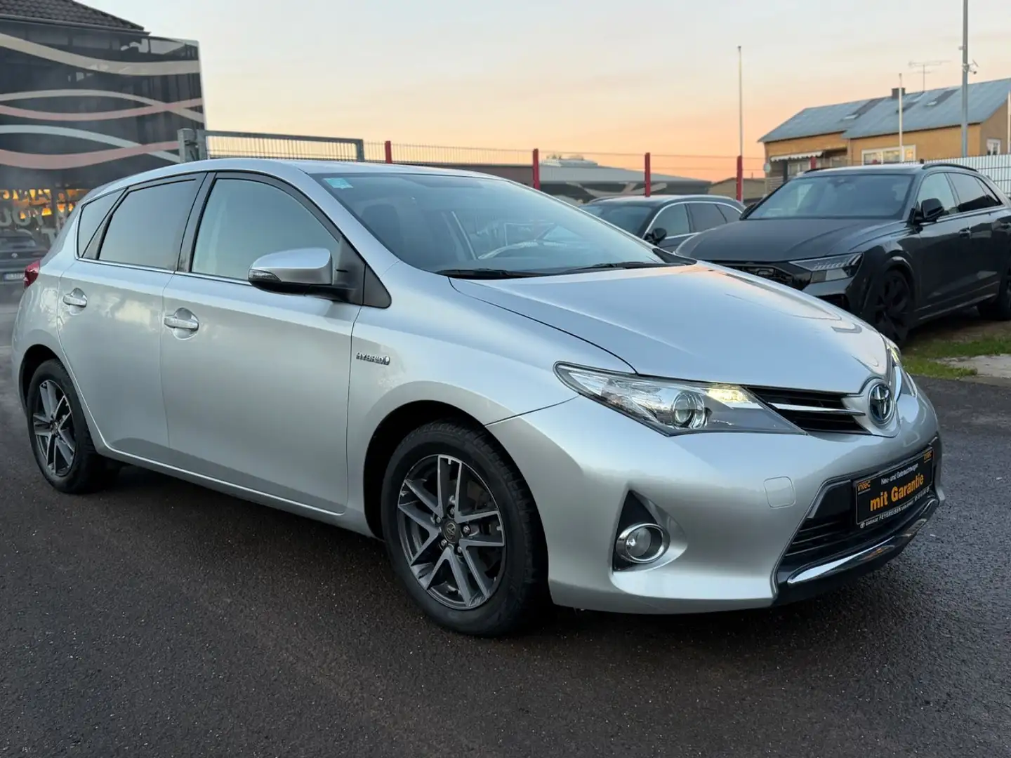 Toyota Auris Hybrid Dynamic 1,8-l-VVT-i Silber - 2