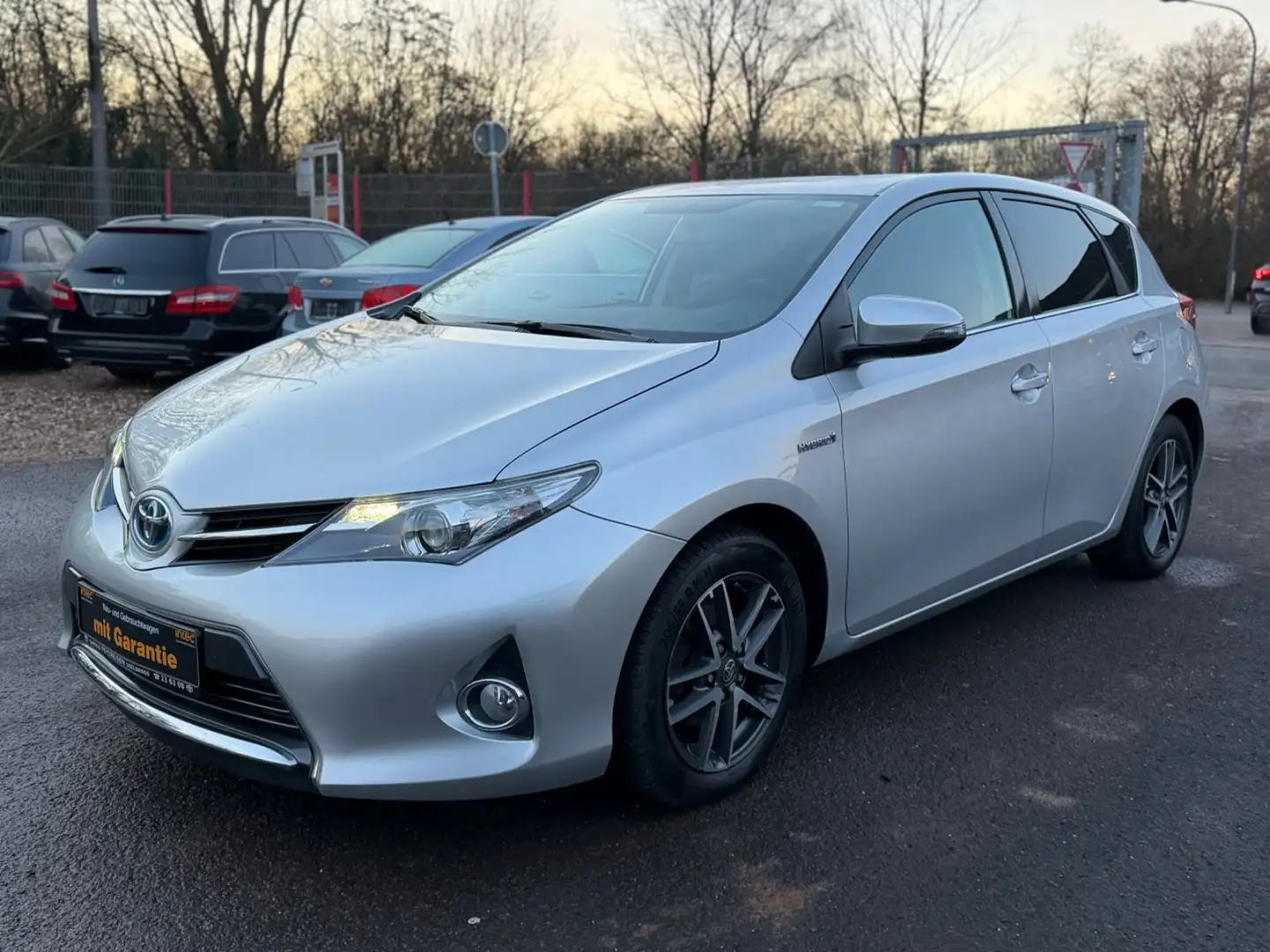Toyota Auris Hybrid Dynamic 1,8-l-VVT-i Silber - 1