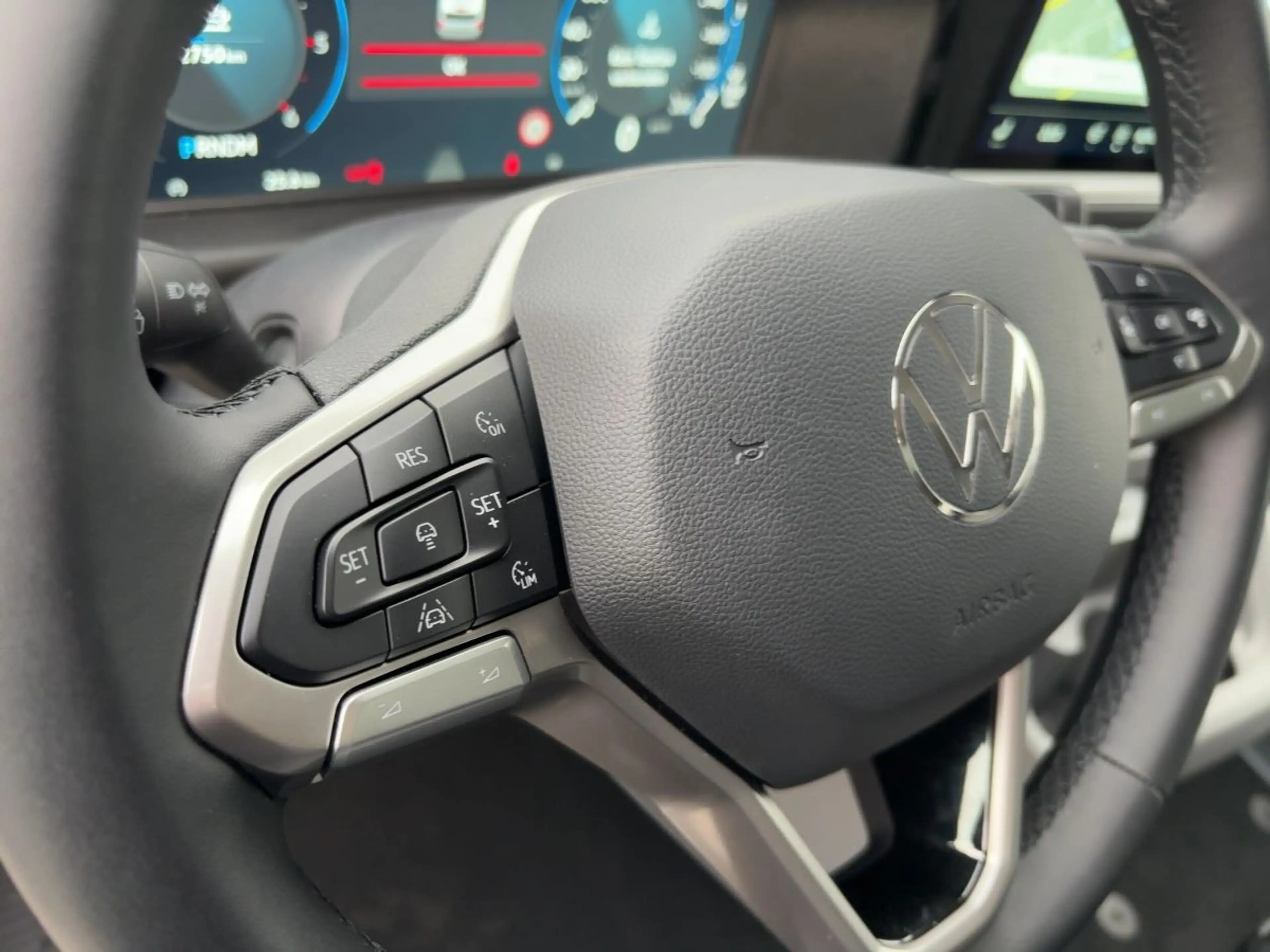 Volkswagen T7 Caravelle Style LANG IQ-LED NAV STH AHZV PANO — photo 12