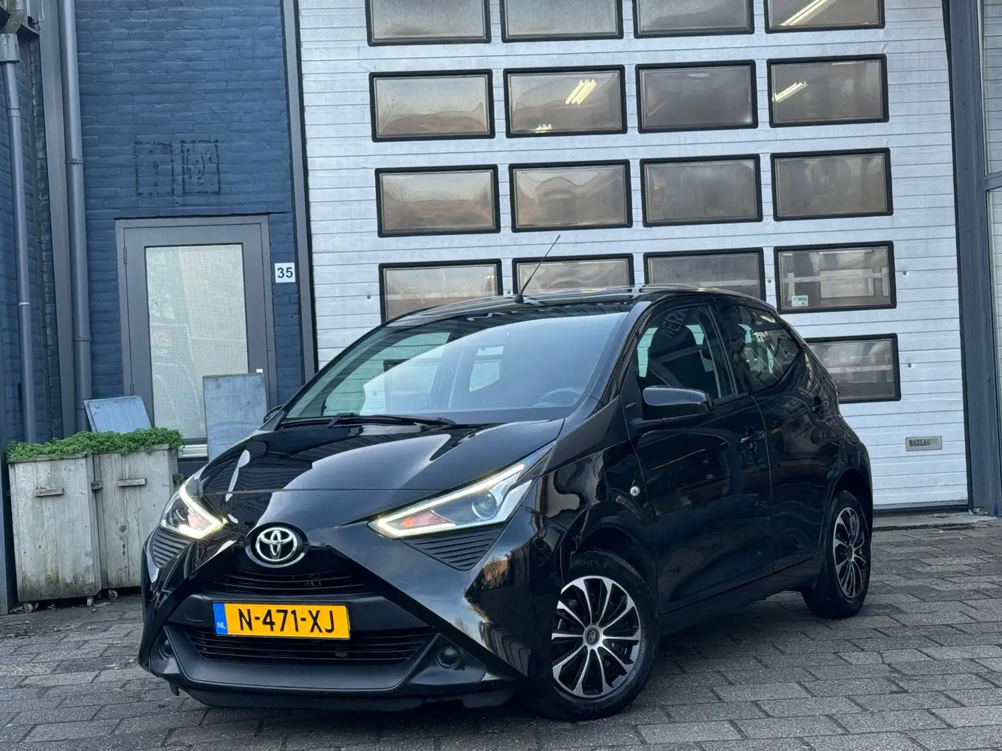 Toyota Aygo 1.0 VVT-i X-Fun | Airco | CarPlay | N.A.P Schwarz - 1