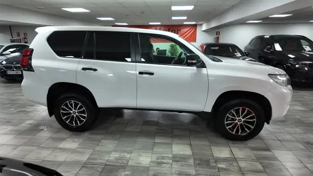 Toyota Land Cruiser view 7