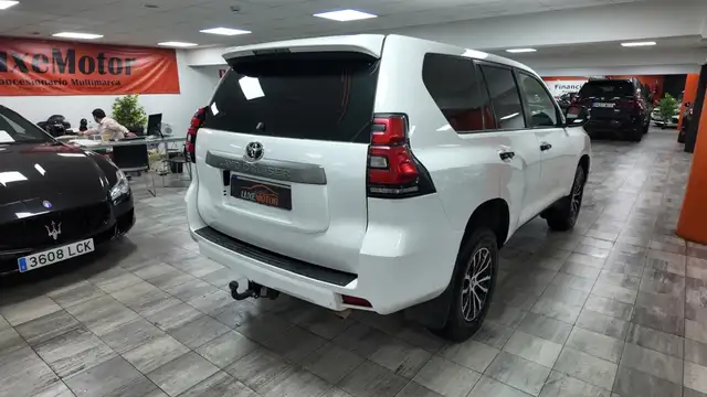 Toyota Land Cruiser view 6