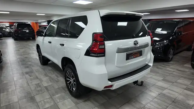 Toyota Land Cruiser view 4