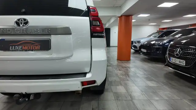 Toyota Land Cruiser view 15