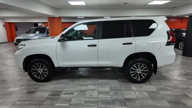 Toyota Land Cruiser view 3