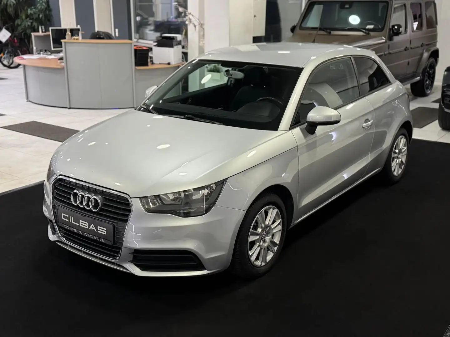 Audi A1 1.6 TDI attraction*NAVI*TÜV NEU*SERVICE NEU* Silber - 1