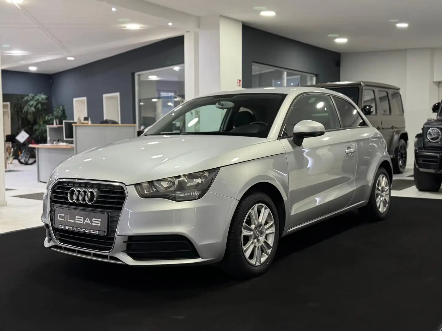 Audi A1 1.6 TDI attraction*NAVI*TÜV NEU*SERVICE NEU* Silber - 2