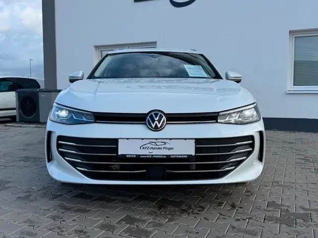 Volkswagen Passat view 4