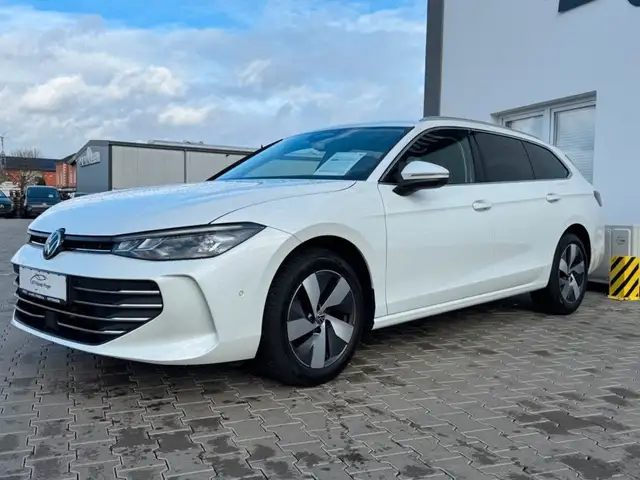 Volkswagen Passat view 3